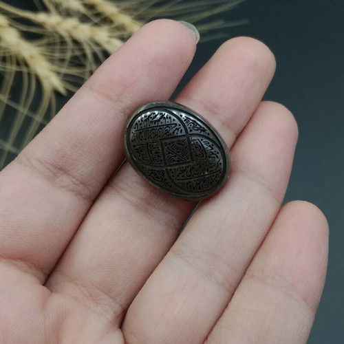 نگین فوق العاده زیبا و بسیار خاص حدید سماغی اصل معدنی مزین به آیت الکرسی کد 8423