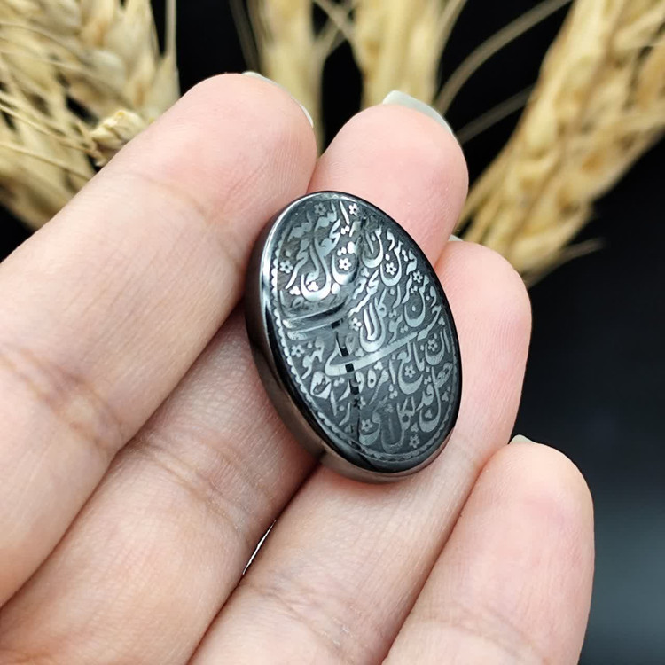 نگین حدید صینی اصل معدنی مزین به دعای رزق و روزی و من یتق الله کد 9822