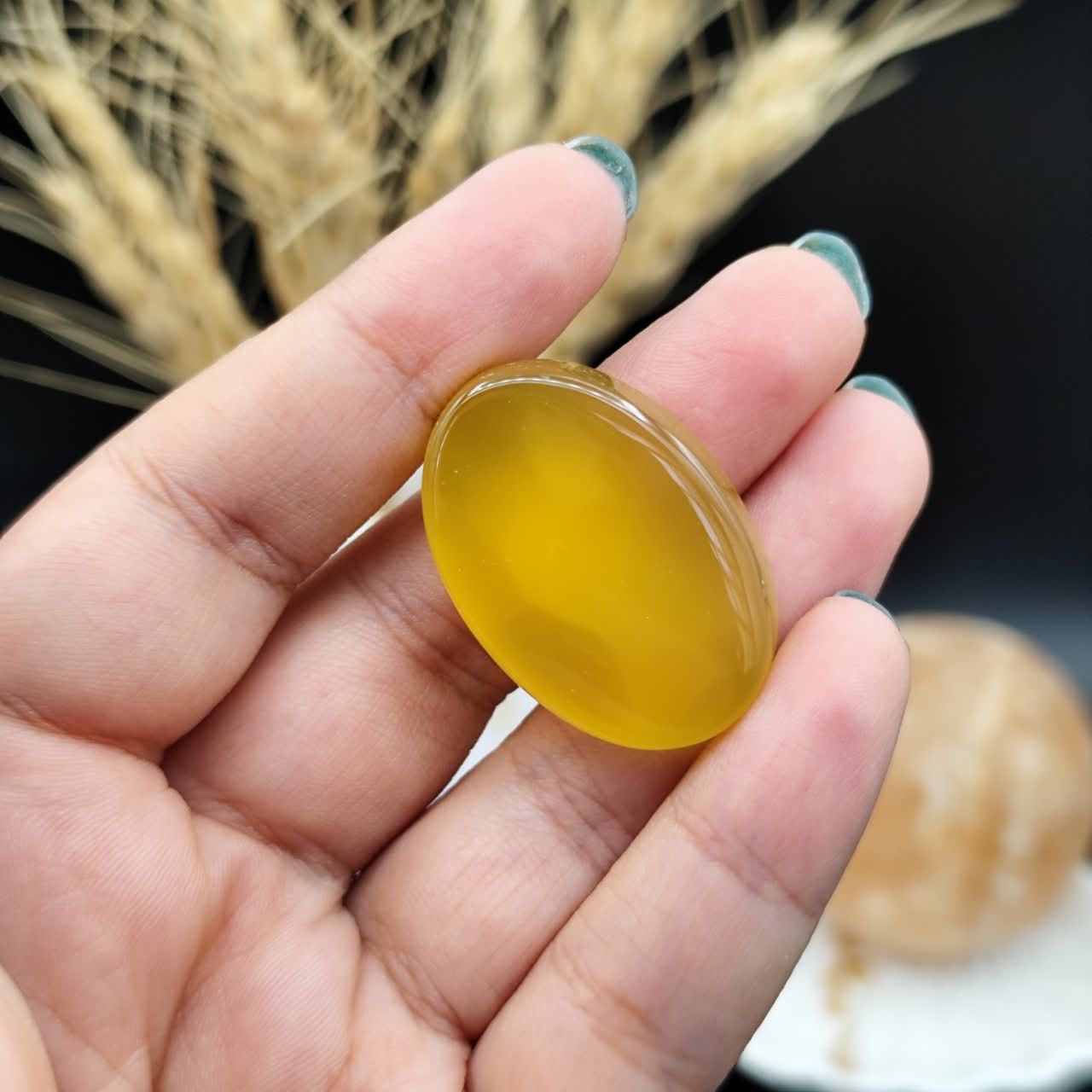 نگین عقیق زرد خراسان اصل معدنی مزین به دعای شرف الشمس اعمال مخصوص انجام شده ( رزق و روزی ) کد 9908