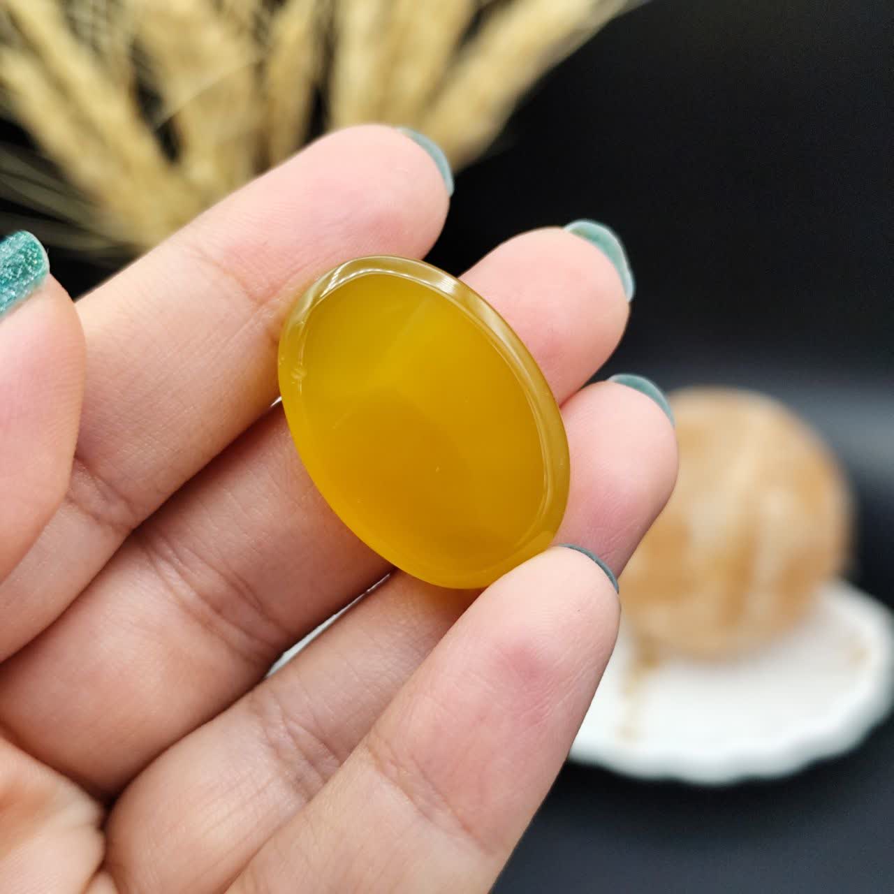 نگین عقیق زرد خراسان اصل معدنی مزین به دعای شرف الشمس اعمال مخصوص انجام شده ( رزق و روزی ) کد 9911