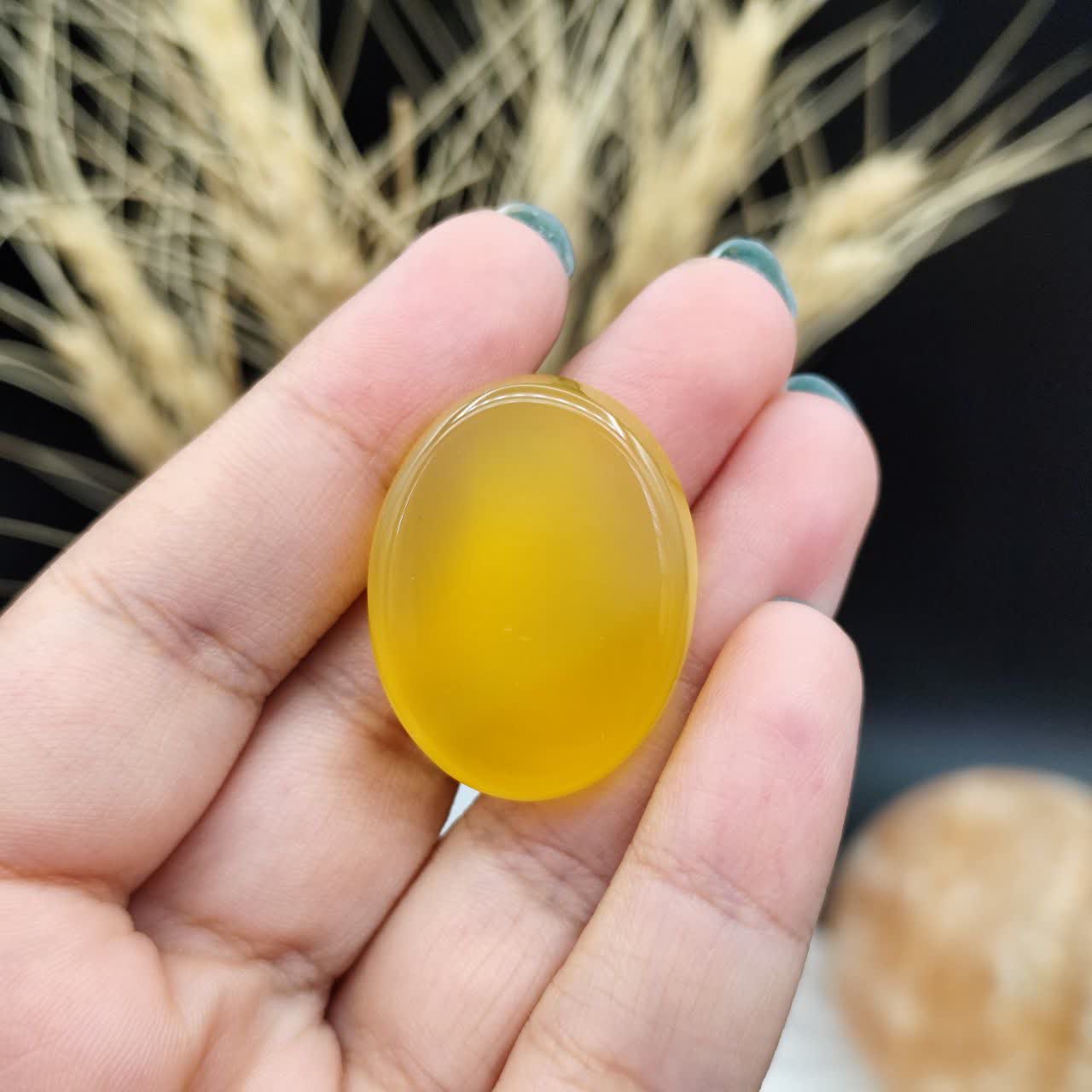 نگین عقیق زرد خراسان اصل معدنی مزین به دعای شرف الشمس اعمال مخصوص انجام شده ( رزق و روزی ) کد 9927