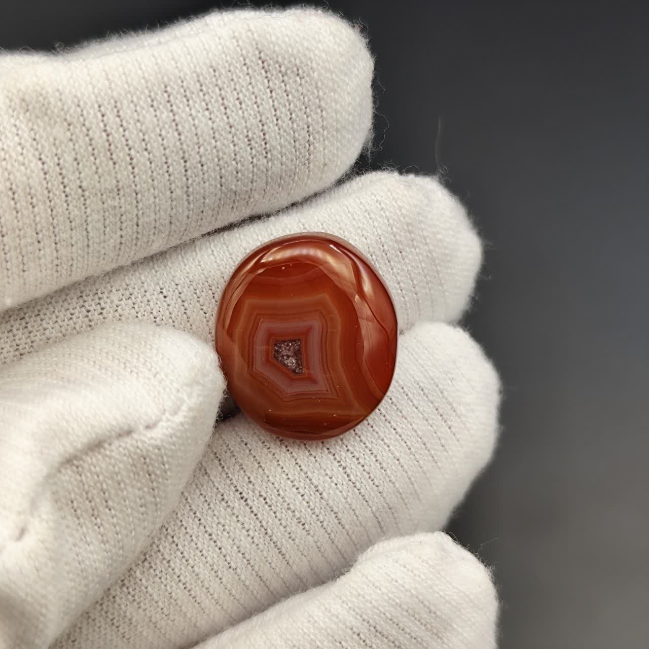 نگین عقیق سلیمانی ژئوددار یمن اصل معدنی مزین به دعای شرف الشمس اعمال مخصوص انجام شده ( رزق و روزی ) کد 9889